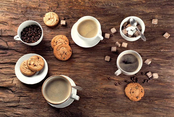 Tazas de café sobre un fondo rústico . — Foto de Stock