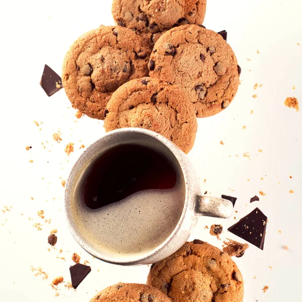 Чашка кави з літаючим печивом . — стокове фото