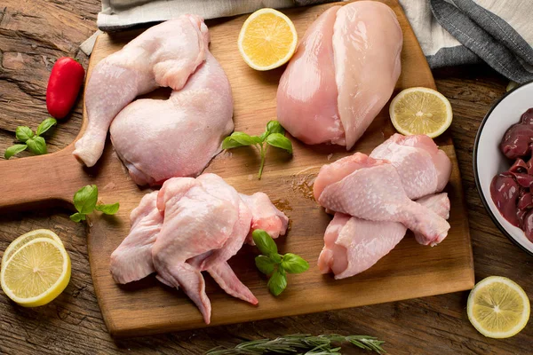 Rauwe, ongekookte kippenvlees — Stockfoto