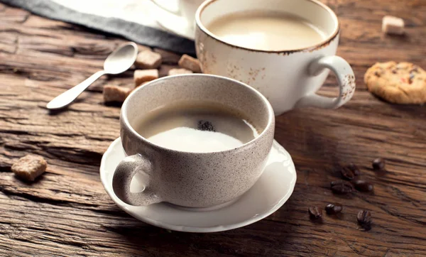 Kaffeetassen auf rustikalem Hintergrund. — Stockfoto