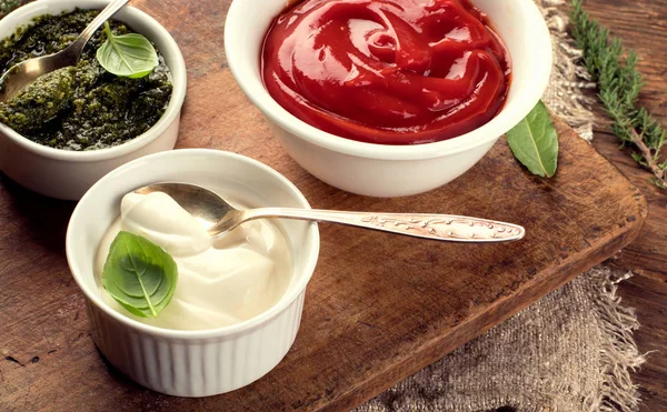 Diferentes salsas en cuencos —  Fotos de Stock