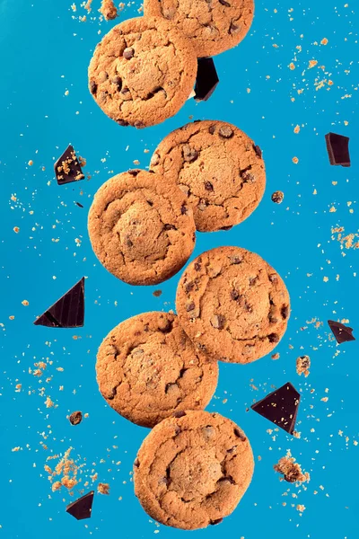 Batatas fritas de chocolate caindo em movimento — Fotografia de Stock