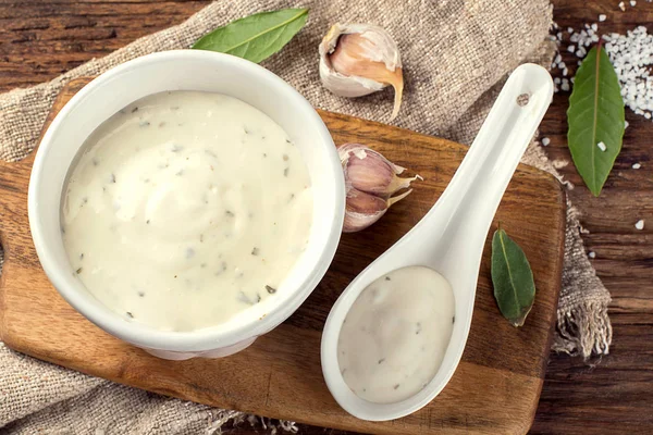 Kom van knoflooksaus of mayonaise — Stockfoto