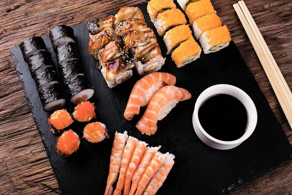 寿司にぎり、巻き寿司、刺身を設定. — ストック写真