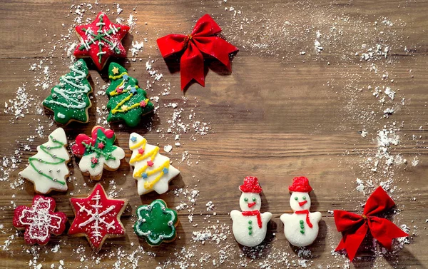 Χριστουγεννιάτικα μπισκότα στο ξύλινο φόντο — Φωτογραφία Αρχείου