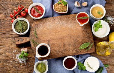 Kesme tahtası üzerinde rustik ahşap masa çevreleyen çeşitli soslar kase Üstten Görünüm 