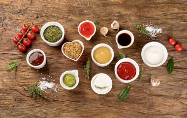 Malzemeler ile çeşitli soslar kâse üstten görünüm rustik ahşap tablo 