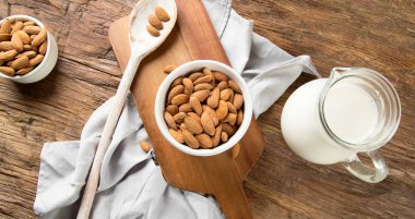 Badem süt masada sürahi ile üstten görünüm ahşap tahta üzerinde 