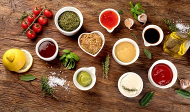 Malzemeler ile çeşitli soslar kâse üstten görünüm rustik ahşap tablo 