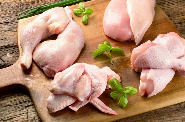 Okokt Kyckling Kött Med Lök Träskiva — Stockfoto