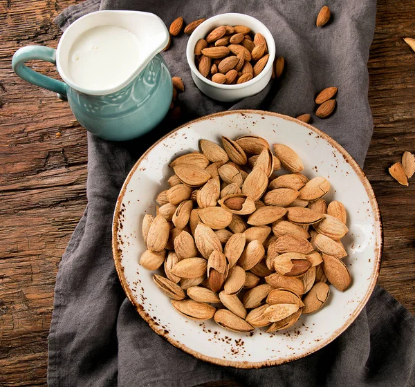 Vista Dall Alto Latte Mandorla Noci Mandorla Asciugamano Grigio — Foto Stock