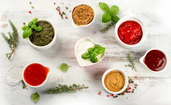 Bovenaanzicht Van Kommen Van Verschillende Sauzen Met Ingrediënten Rustieke Houten — Stockfoto