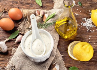 Rustik ahşap zemin üzerine ev yapımı sarımsak mayonez sos. Aioli DIP.