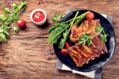 Köy ahşap bir masada ızgara pirzola.