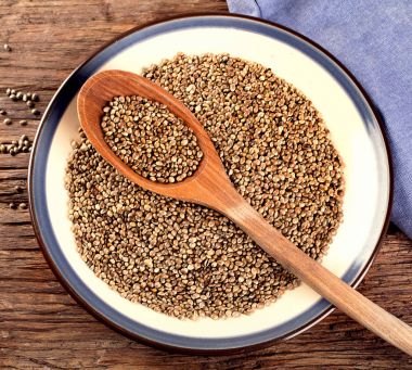 Ahşap masa üzerinde kenevir tohumu. Düz yatıyordu.