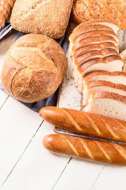 Beyaz ahşap masa arka plan üzerinde karışık ekmek. Üstten Görünüm