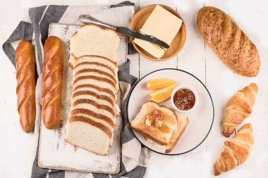 Tost ekmek, reçel ve tablo üzerine tereyağı ile kesme tahtası. Üstten Görünüm