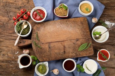 Ahşap arka plan üzerinde çeşitli soslar kâse. Üstten Görünüm