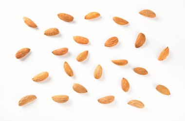 Badem fındık beyaz arka plan üzerinde. Düz yatıyordu desen