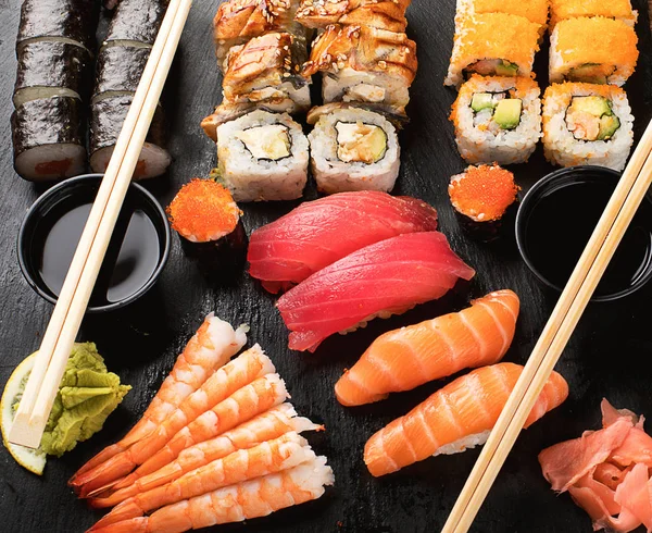 Suši nigiri, válce sushi a sashimi. — Stock fotografie