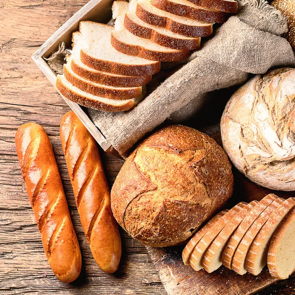 Čerstvý Pečený Chléb Rustikálním Dřevěném Pozadí — Stock fotografie