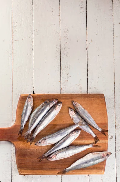 Beyaz Ahşap Zemin Üzerinde Taze Çaça Balığı Üstten Görünüm — Stok fotoğraf