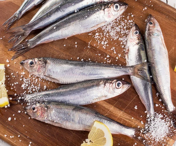 Färsk Skarpsill Fisk Vit Trä Bakgrund Ovanifrån — Stockfoto