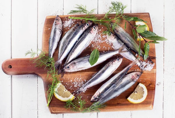 Pescado Fresco Espadín Sobre Fondo Madera Blanca Vista Superior —  Fotos de Stock