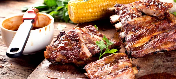 Costillas Cerdo Con Maíz Una Tabla Madera Comida Americana Vista —  Fotos de Stock