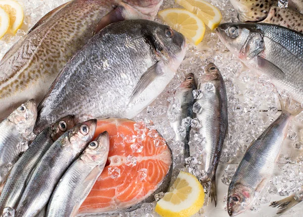 Свежая Рыба Морепродукты Белом Деревянном Фоне Здоровое Питание Вид Сверху — стоковое фото