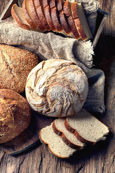 Świeży Chleb Pieczony Rustykalnym Drewnianym Tle — Zdjęcie stockowe
