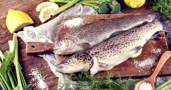 Pescado Fresco Ingredientes Para Cocinar Fondo Madera Vista Superior —  Fotos de Stock