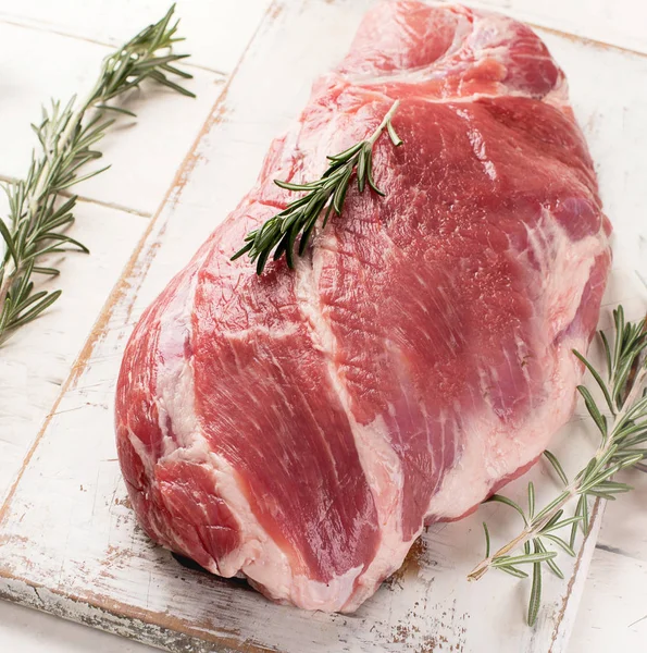 Viande Porc Crue Sur Fond Bois Blanc Vue Haut — Photo