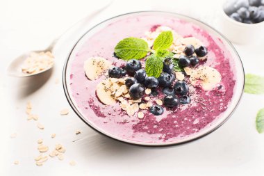 Sağlıklı kahvaltı için taze yaban mersini ile güler yüzlü kase. Üstten Görünüm