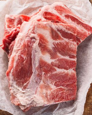 Çiğ Domuz kaburga rustik ahşap tahta üzerinde. Üstten Görünüm. 