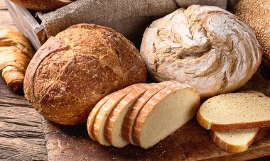 Beyaz ahşap masa arka plan üzerinde karışık ekmek. Üstten Görünüm 