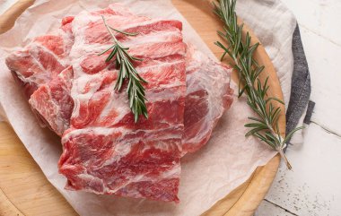 Çiğ Domuz kaburga rustik ahşap tahta üzerinde. Üstten Görünüm. 