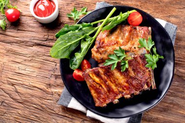 Köy ahşap bir masada ızgara pirzola.