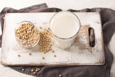 Soya sütü ve soya ahşap masa üzerinde. Vejetaryen ve vegan gıda kavramı
