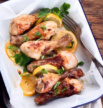 Fırın tavuk drumsticks pişirme çanağı içinde pişmiş. Üstten Görünüm