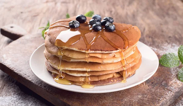 Färsk Hemmagjord Pannkakor Med Blåbär Till Frukost Över Trä Bakgrund — Stockfoto