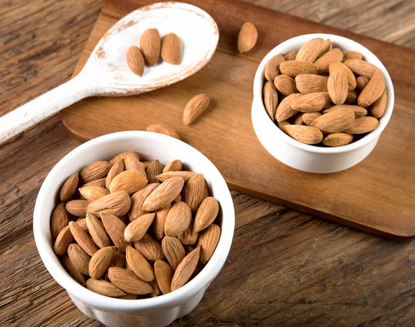 Almendras Cuencos Sobre Fondo Madera —  Fotos de Stock