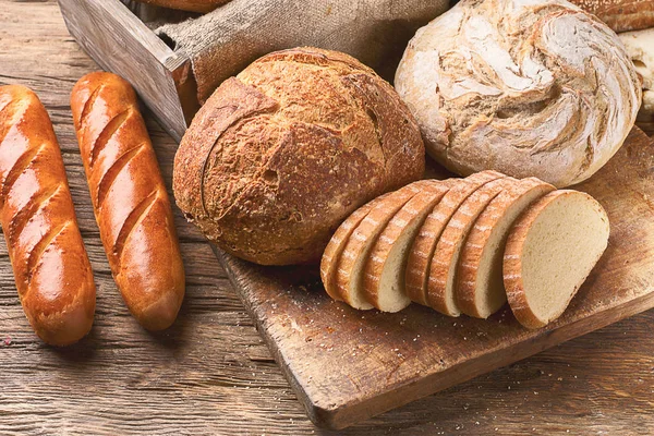 Gemischtes Brot Auf Weißem Holztischhintergrund Ansicht Von Oben — Stockfoto