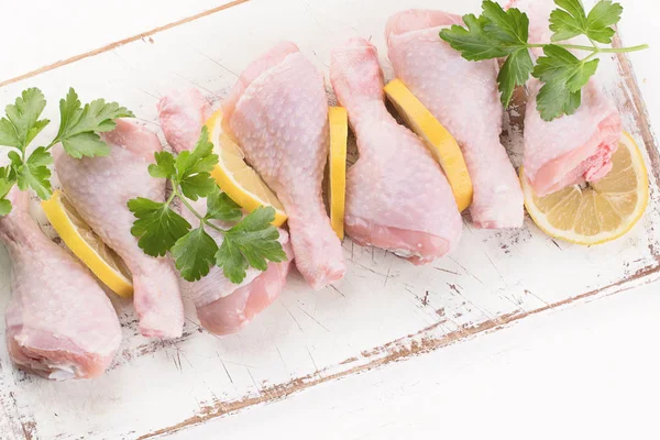 Rauwe Kip Benen Witte Houten Snijplank Bovenaanzicht Gezond Eten Concept — Stockfoto