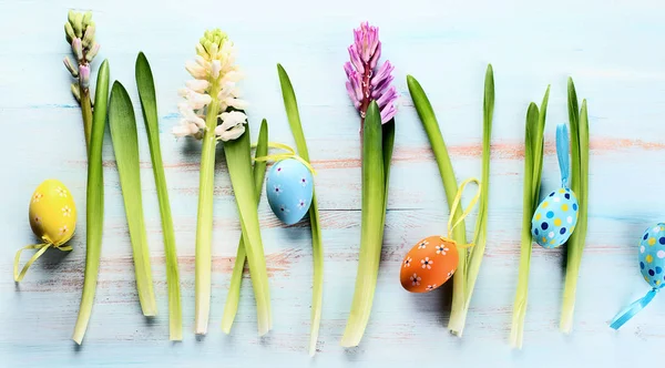 Vårens Blommor Med Påskägg Blå Trä Bakgrund — Stockfoto