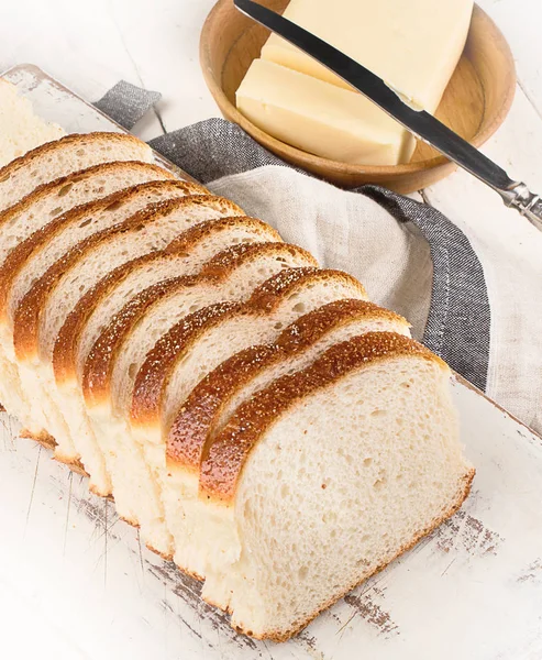 Beyaz Ahşap Masa Arka Plan Üzerinde Karışık Ekmek Üstten Görünüm — Stok fotoğraf