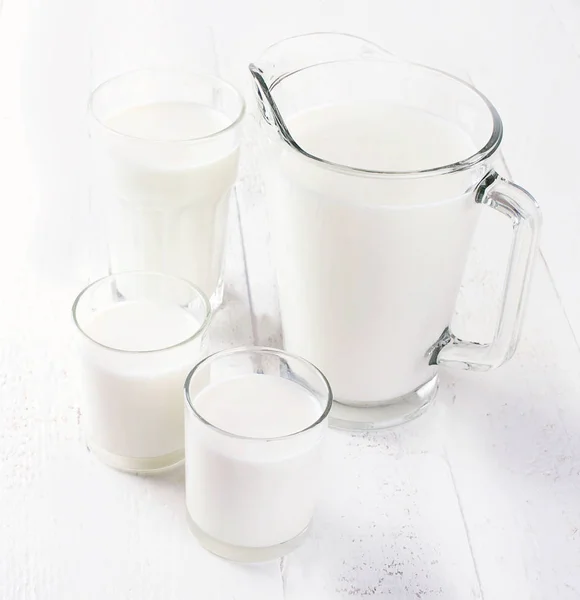 Κανάτα Και Ποτήρι Γάλα Άσπρο Φόντο Ξύλινη — Φωτογραφία Αρχείου