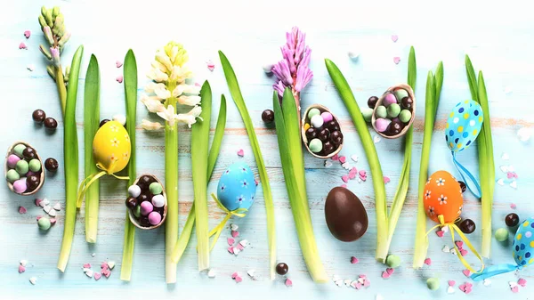 Flores Primavera Con Huevos Pascua Sobre Fondo Azul Madera —  Fotos de Stock