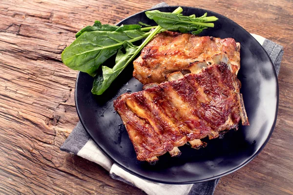 Barbacoa Costillas Repuesto Sobre Una Mesa Madera Rústica —  Fotos de Stock