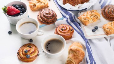 Geleneksel kahvaltı ekmeği, kruvasan ve kahve ile. Üstten Görünüm 